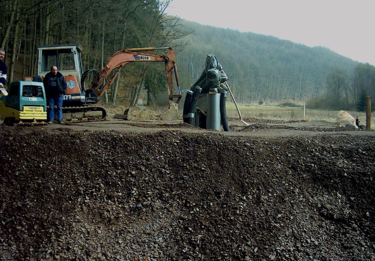 Baustelle nach Herstellung einer Aufschotterung,
